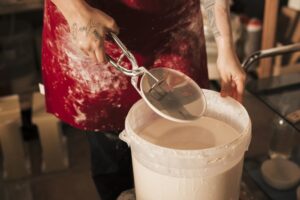 sử dụng men của Nguyên Liệu Gốm để thao tác nhúng men gốm ở bát tràng